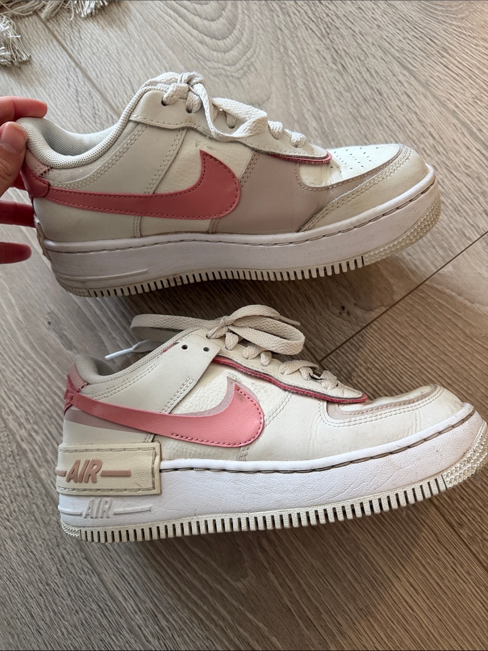 Nike AIRFORCE 1 women’s Low-Top Sneakers in Cream with Pink Swoosh
